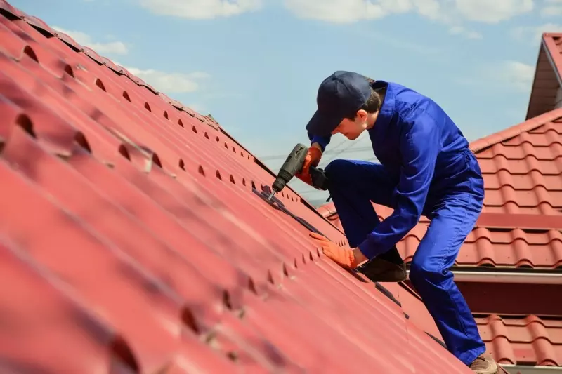 Pracownik naprawiający dach